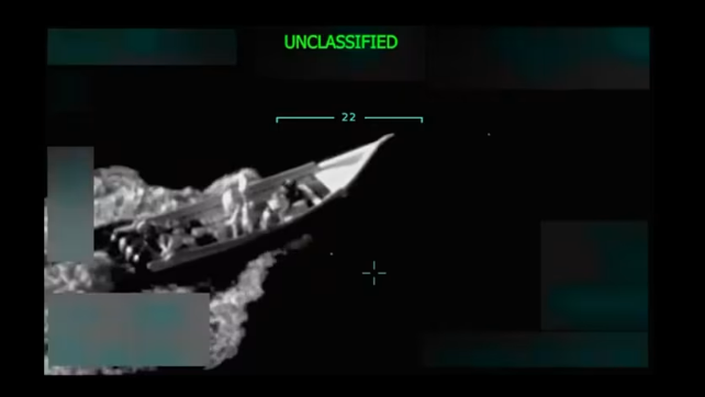 미국이 남 카리브해에서 베네수엘라의 마약 운반선을 향해 군사작전을 펼쳤다. 2일(현지시간) 공개된 사진은 미군의 공격을 받기 직전의 마약 운반선.