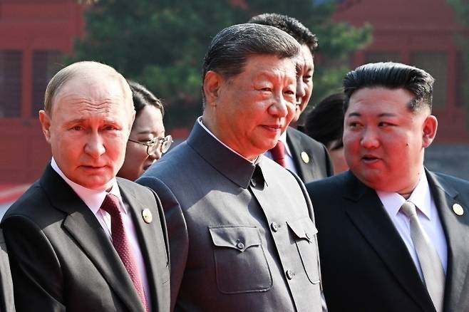 블라디미르 푸틴 러시아 대통령, 시진핑 중국 국가주석, 김정은 북한 국무위원장이 3일 중국 톈안먼 광장에서 열린 제2차 세계대전 승전 80주년 기념 열병식에 참석하고 있다. 2025.9.3 베이징 TASS 연합뉴스(크렘린궁 공보실)