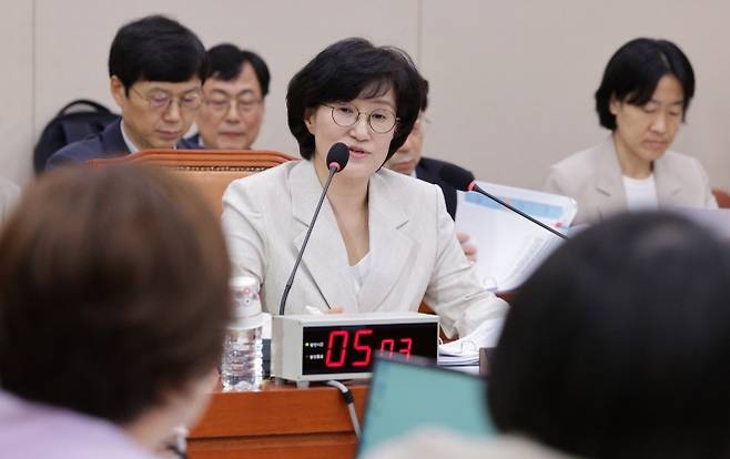 [수정본] 원민경 후보자의 답변 - (서울=뉴스1) 신웅수 기자 = 원민경 여성가족부 장관 후보자가 3일 오전 서울 여의도 국회 여성가족위원회에서 열린 인사청문회에서 의원 질의에 답변하고 있다. 2025.9.3/뉴스1