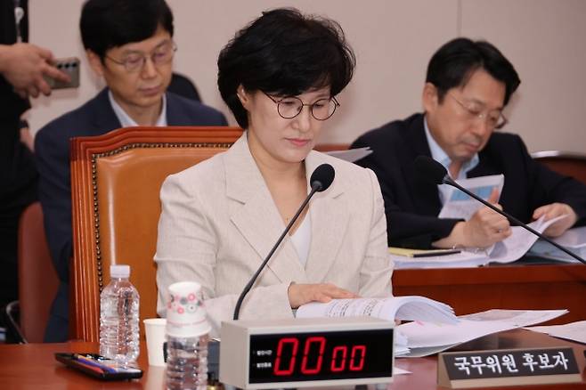 답변자료 보는 원민경 여가부 장관 후보자 (서울=연합뉴스) 김주성 기자 = 원민경 여성가족부 장관 후보자가 3일 국회 여성가족위원회에서 열린 인사청문회에 출석해 답변 자료를 보고 있다. 2025.9.3. 연합뉴스