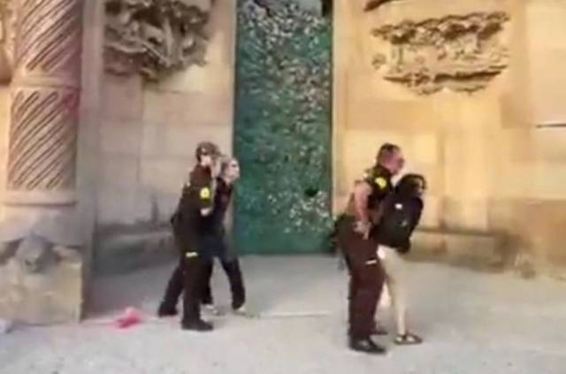 지난 31일(현지시간) 건축가 안토니오 가우디의 역작 바르셀로나 사그라다 파밀리아(성가족 성당) 기둥에 페인트를 뿌린 환경운동가들이 경찰에 체포되고 있다.연합뉴스