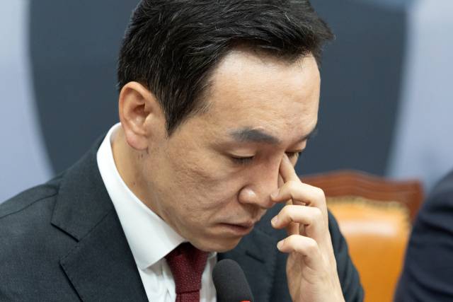 김민수 국민의힘 최고위원이 1일 오전 서울 여의도 국회에서 열린 최고위원회의에서 얼굴을 만지고 있다. 뉴스1