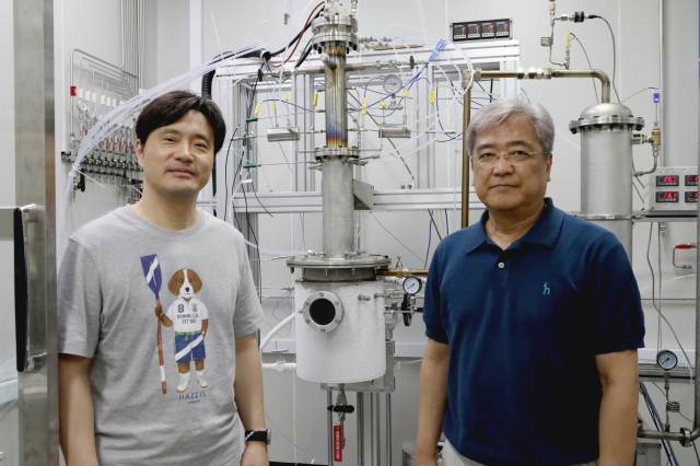 한국기계연구원 송영훈(오른쪽) 사업단장과 이대훈(왼쪽) 질소자원화전략연구단장. 사진제공=한국기계연구원