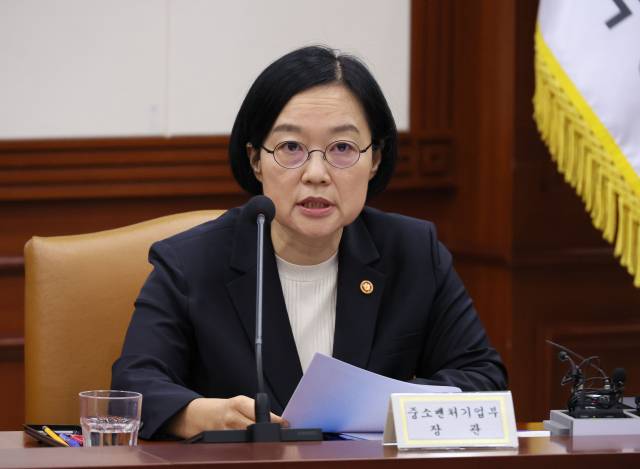 한성숙 중소벤처기업부 장관이 3일 서울 종로구 정부서울청사에서 열린 경제관계장관회의 겸 산업경쟁력강화 관계장관회의에서 발언하고 있다. 연합뉴스