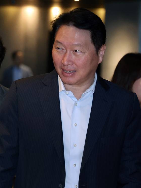 최태원 SK그룹 회장이 서울 광진구 워커힐 호텔에서 열린 '이천포럼 2025'에 참석하고 있다. 뉴스1