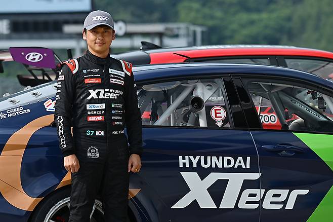 정회원이 레이스카와 함께 포즈를 취하고 있다. 사진: 김학수 기자