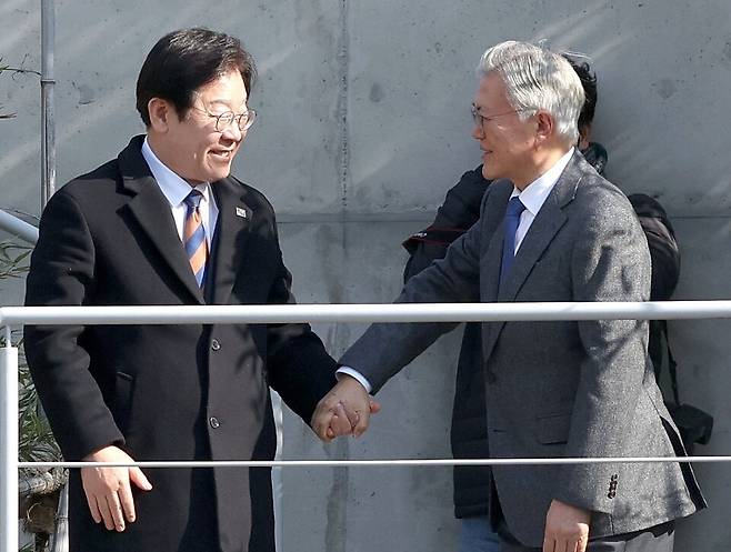 이재명 대통령(당시 더불어민주당 대표)이 1월30일 오후 경남 양산시 하북면 평산마을 문재인 전 대통령 사저를 방문해 문 전 대통령과 손을 잡으며 인사하고 있다. ⓒ연합뉴스