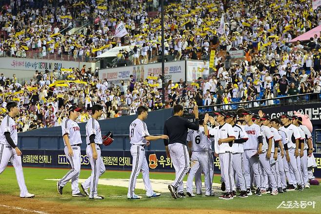 LG 선수들이 2일 잠실구장에서 열린 롯데와 홈경기에사 3-2로 이긴 뒤 하이파이브를 하고 있다. 사진제공｜LG 트윈스