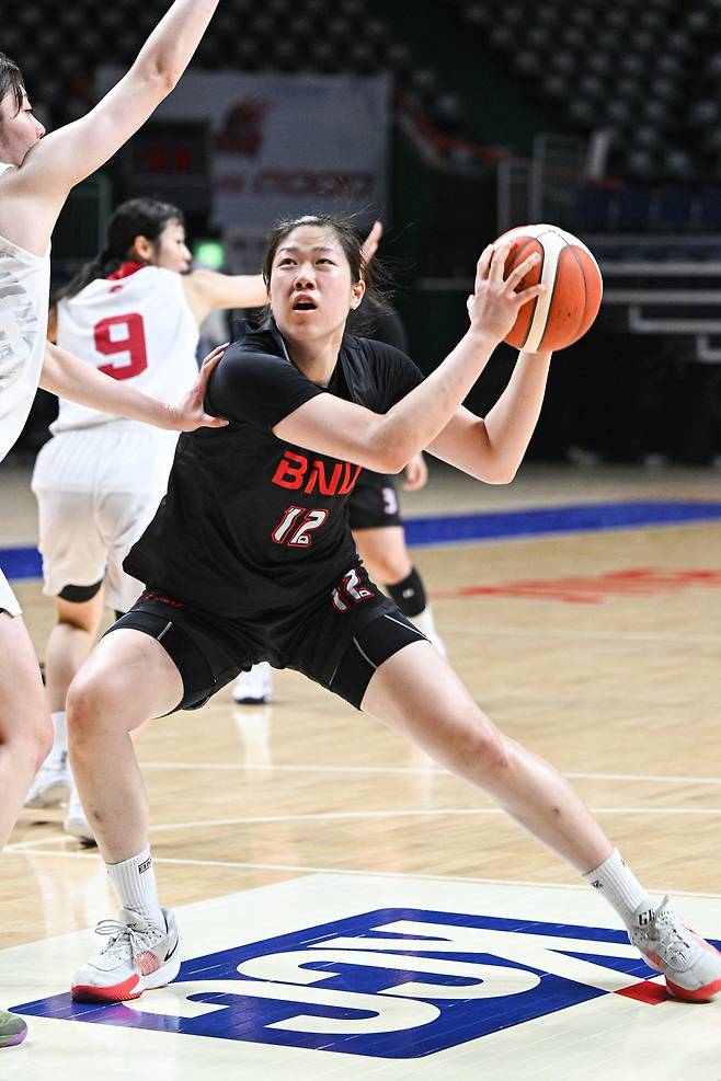 센터 발굴은 BNK의 숙원사업이다. 가드, 포워드진의 구성이 완벽에 가까운 터라 높이만 보강하면 더 강력한 팀이 될 수 있다는 기대가 크다. 키 180㎝ 이상의 장신 빅맨 변소정, 박성진, 김도연의 행보가 주목 받는 이유다. 7월 열린 ‘2025 WKBL 퓨처스리그’에서 공격을 시도하는 김도연.&nbsp;사진제공｜WKBL