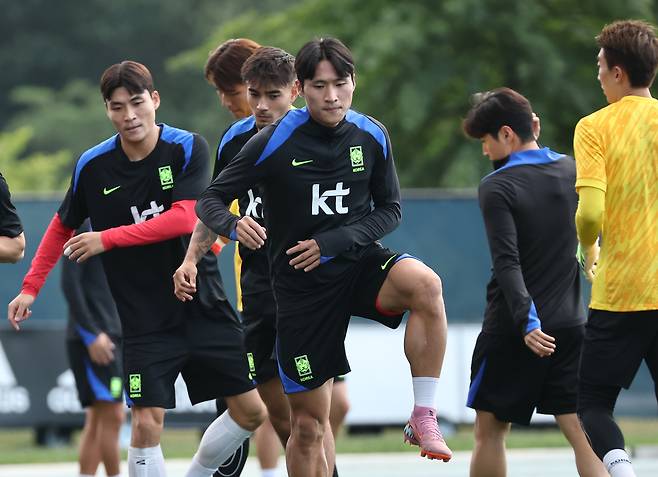 축구대표팀에 오랜만에 발탁된 정상빈(앞)이 3일 미국 뉴욕주 아이칸 스타디움에서 진행된 대표팀 첫날 훈련에서 동료들과 함께 몸을 풀고 있다. 연합뉴스