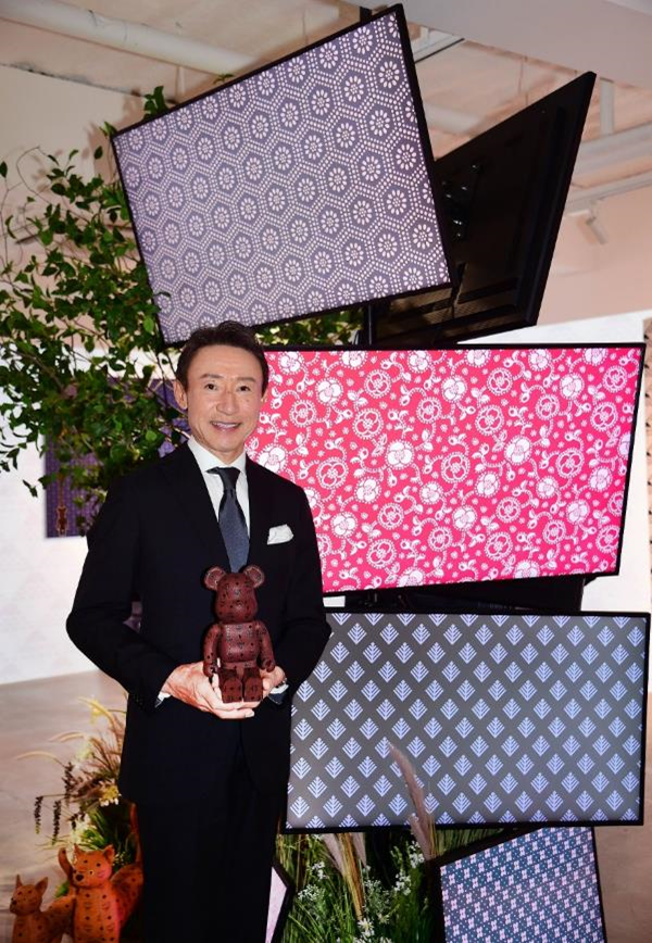 2일 오전 청담동 MCM HAUS에서 열린 MCM ‘BE@RBRICK in MCM Wonderland’ 전시에 참여한 이사오 우에하라 인덴야 대표가 인덴야와 MCM의 협업 작품을 소개하고 있다. MCM제공