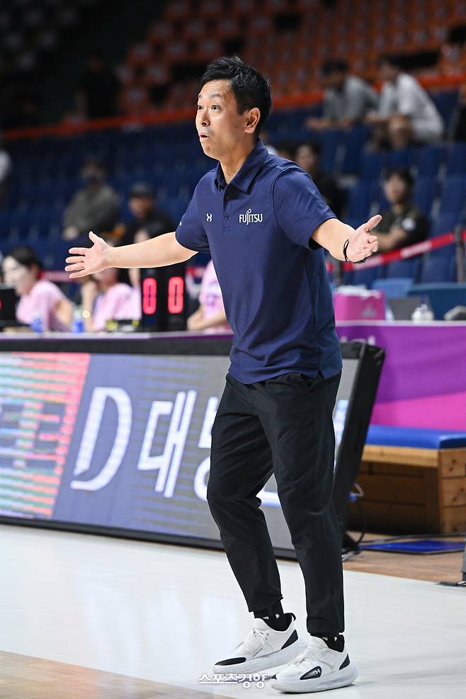 구사카 히카루 후지쯔 레드웨이브 감독 | WKBL 제공