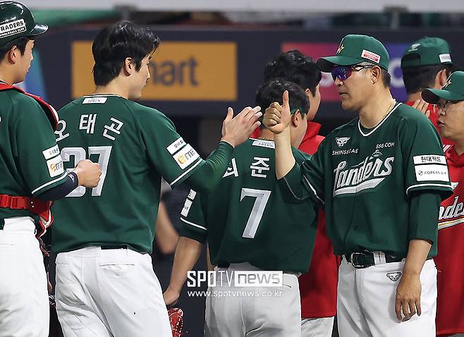 ▲ 이숭용 감독은 팀 육성에 열려 있고, 베테랑 선수들과 유대도 좋다는 평가를 받았다 ⓒ곽혜미 기자