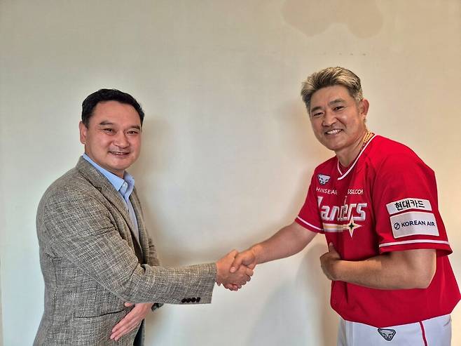 ▲ 김재섭 대표이사와 이숭용 감독 ⓒSSG랜더스