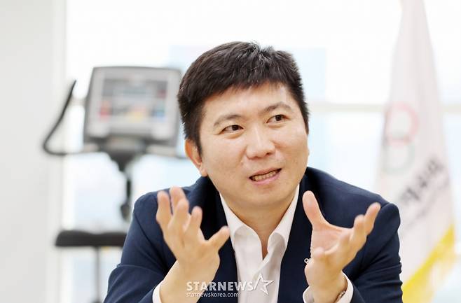 유승민 대한체육회장이 지난 8월 26일 서울 송파구 올림픽회관에서 스타뉴스와 인터뷰를 하고 있다. /사진=강영조 선임기자