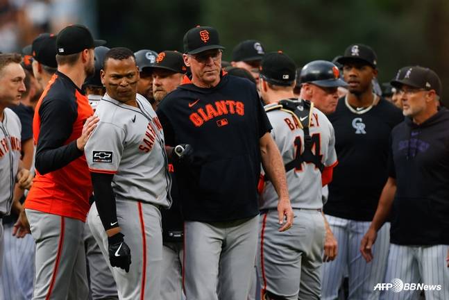 밥 멜빈(가운데) 샌프란시스코 감독이 데버스를 진정시키고 있다. /AFPBBNews=뉴스1