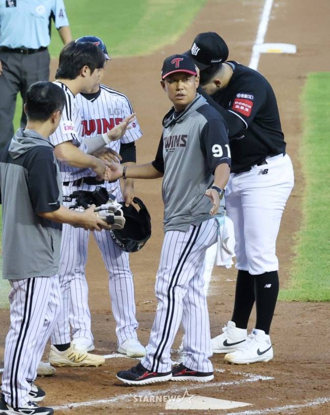 KT 헤이수스가 7월 31일 잠실 LG전에서 3회 손용준에게 헤드샷을 던진 뒤 사과하고 있다. /사진=김진경 대기자
