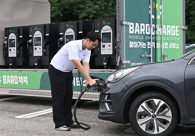 경기도 용인시 경부고속도로 부산 방향 기흥휴게소에서 관계자가 이동식 전기차 충전서비스를 시연하고 있다. [사진 | 뉴시스]