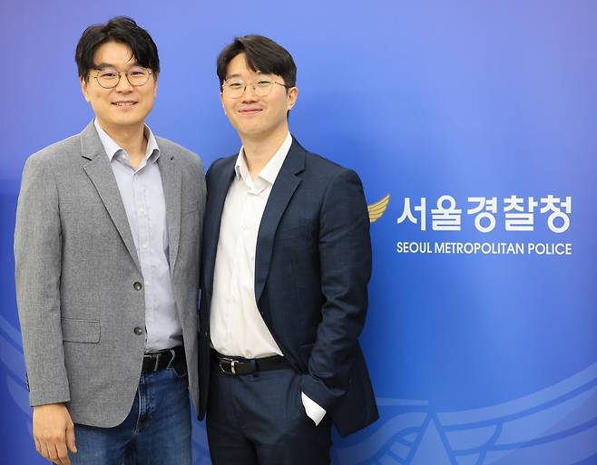 BTS 정국 해킹범 검거한 투캅스 (서울=연합뉴스) 최재구 기자 = 방탄소년단(BTS)의 정국과 대기업 회장 등 국내 재력가들을 노린 해킹 조직을 검거한 김경환 서울경찰청 사이버범죄수사2대 2팀장(왼쪽)과 김재현 경찰청 인터폴공조계 반장이 1일 서울경찰청에서 연합뉴스와 인터뷰에 앞서 사진촬영을 하고 있다. 2025.9.2 jjaeck9@yna.co.kr