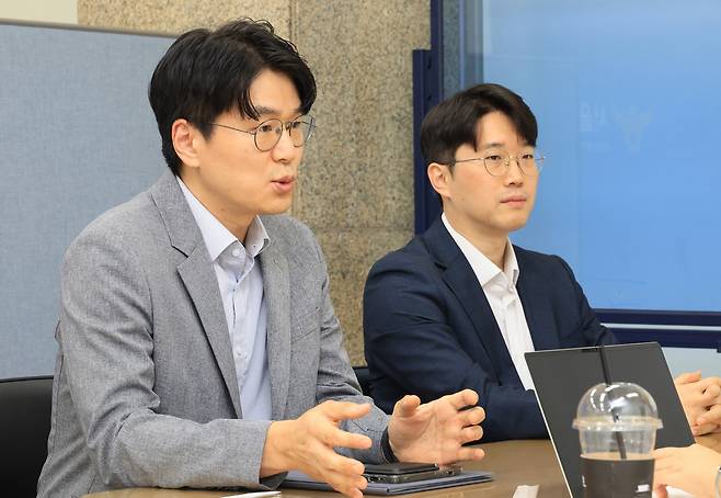 BTS 정국 해킹범 검거한 투캅스 (서울=연합뉴스) 최재구 기자 = 방탄소년단(BTS)의 정국과 대기업 회장 등 국내 재력가들을 노린 해킹 조직을 검거한 김경환 서울경찰청 사이버수사2대 2팀장(왼쪽)과 김재현 경찰청 인터폴공조계 반장이 1일 서울경찰청에서 연합뉴스와 인터뷰하고 있다. 2025.9.2 jjaeck9@yna.co.kr