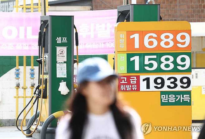 3주 연속 하락한 기름값 (서울=연합뉴스) 김성민 기자 = 국내 주유소 휘발유와 경유 가격이 3주 연속 동반 하락했다.
    30일 한국석유공사 유가정보시스템 오피넷에 따르면 8월 넷째 주(24∼28일) 전국 주유소 휘발유 평균 판매가는 지난주보다 L당 3.0원 내린 1천662.1원이었다.
    31일 서울 시내 한 주유소에 가격 현황판이 놓여 있다. 2025.8.31 ksm7976@yna.co.kr