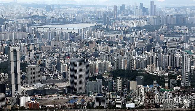 무주택 가구 1000만 육박…서울 유일하게 절반 넘어 (서울=연합뉴스) 이동해 기자 = 서울 중심의 무주택 가구 비율이 2년 연속 상승한 것으로 나타난 17일 서울 송파구 롯데월드타워 전망대 서울스카이에서 바라본 서울 시내 아파트 및 빌라단지의 모습. 2025.8.17 eastsea@yna.co.kr