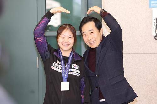 유예린(왼쪽)과 유남규 한국거래소 감독 [대한탁구협회 제공. 재판매 및 DB 금지]