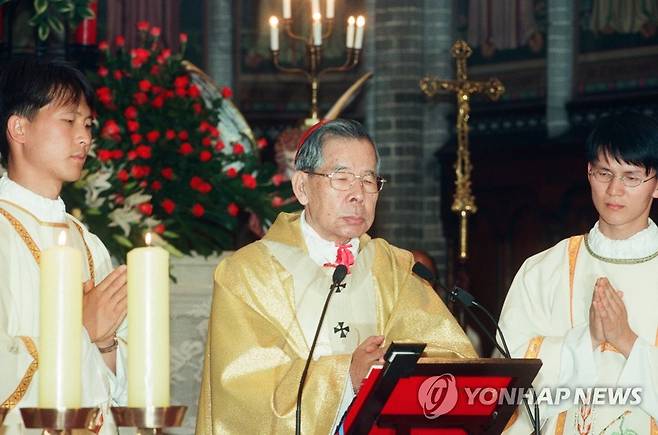 명동성당 축성 100주년 미사 봉헌하는 김수환 추기경(1998년) [연합뉴스 자료사진]