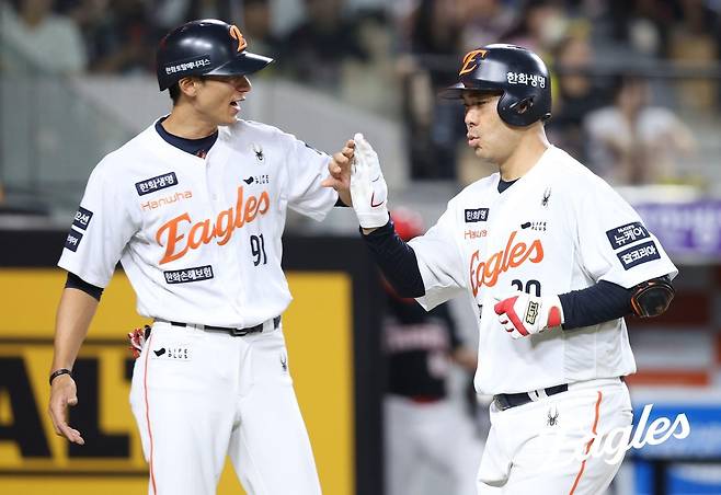 6회 2점 홈런을 친 한화 이재원(오른쪽) [한화 이글스 제공. 재판매 및 DB 금지]