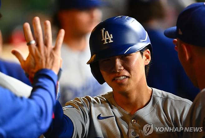 복귀한 김혜성 다저스 김혜성이 3일(한국시간 ) 미국 펜실베이니아주 피츠버그 PNC 파크에서 열린 2025 미국프로야구 메이저리그(MLB) 피츠버그 파이리츠와 방문 경기 6-9로 뒤진 9회초 공격에서 대주자로 나서 득점한 뒤 하이파이브 하고 있다. [AFP=연합뉴스]