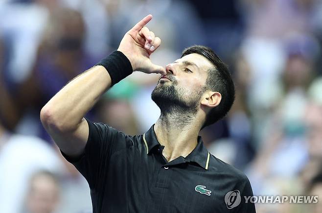 승리 세리머니 펼치는 조코비치 [AFP=연합뉴스]