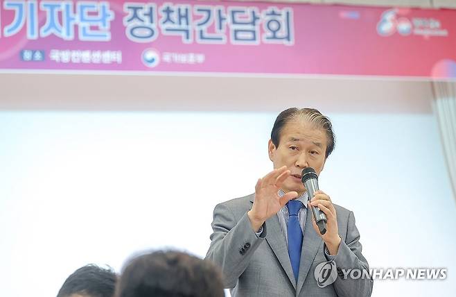 출입기자단 정책간담회서 발언하는 권오을 장관 (서울=연합뉴스) 권오을 국가보훈부 장관이 3일 서울 용산구 국방컨벤션센터에서 열린 국가보훈부 출입기자단 정책간담회에서 발언하고 있다. 2025.9.3 [국가보훈부 제공. 재판매 및 DB 금지] photo@yna.co.kr