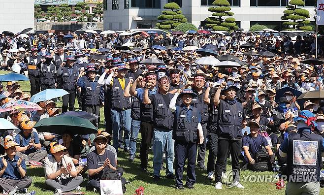 총파업 결의대회 개최한 현대차 노조 (울산=연합뉴스) 김용태 기자 = 3일 울산시 북구 현대자동차 울산공장 본관 앞에서 현대차 노조의 총파업 결의대회가 열리고 있다. 이날 노조는 올해 임금 및 단체협약 교섭 난항으로 부분 파업에 들어갔다. 2025.9.3 yongtae@yna.co.kr