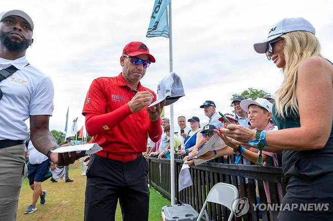 팬들에게 사인해주는 가르시아(가운데) [로이터=연합뉴스] Mandatory Credit: Marc Lebryk-Imagn Images