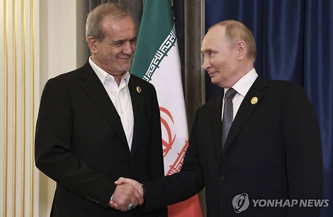 마수드 페제시키안 이란 대통령과 블라디미르 푸틴 러시아 대통령이 지난 1일(현지시간) 중국 톈진에서 열린 상하이협력기구(SCO) 회의장에서 악수하고 있다. [Pool Photo via AP=연합뉴스 자료사진]