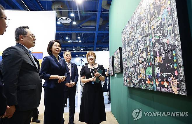 김혜경 여사, 키아프 서울 전시 작품 관람 (서울=연합뉴스) 강민지 기자 = 이재명 대통령의 부인 김혜경 여사가 3일 서울 강남구 코엑스에서 열린 키아프 서울(Kiaf SEOUL)에서 전시된 작품들을 관람하고 있다. 2025.9.3 [공동취재] mjkang@yna.co.kr