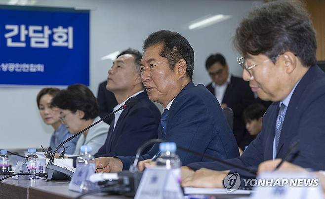 소상공인연합회 간담회에서 발언하는 정청래 대표 (서울=연합뉴스) 더불어민주당 정청래 대표가 3일 서울 영등포구 소상공인연합회에서 열린 정책간담회에서 인사말을 하고 있다. 2025.9.3 [국회사진기자단] hkmpooh@yna.co.kr