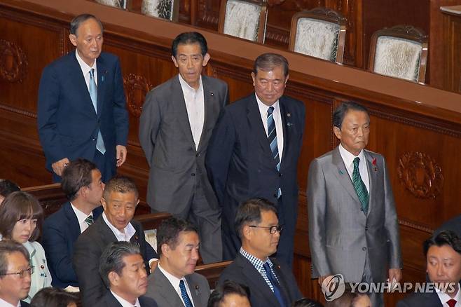 이시바 시게루 총리(왼쪽 세 번째)와 아소 다로 전 총리(왼쪽 네 번째) [UPI 연합뉴스 자료사진. 재판매 및 DB 금지]