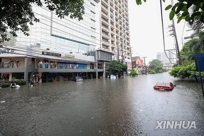 홍수로 잠긴 필리핀 시가지 지난달 30일(현재시간) 필리핀 북부 루손섬 케손시티 시가지가 홍수로 잠긴 모습. 2025.09.03
[신화 연합뉴스 자료사진. 재판매 및 DB 금지]