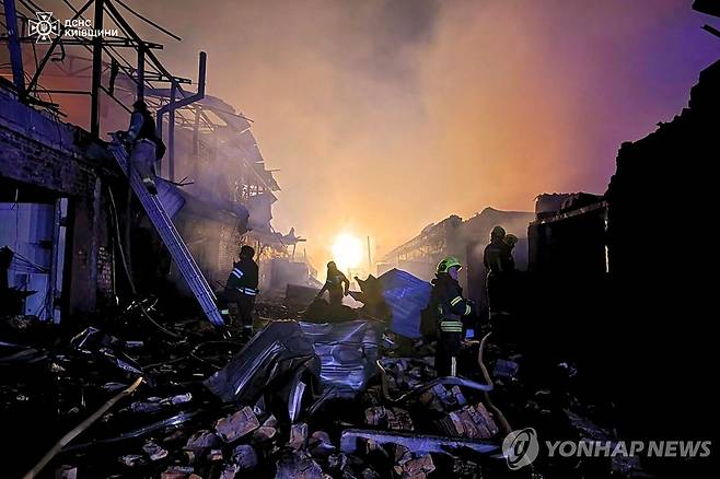 3일 공습으로 화재가 발생한 키이우 지역 [AFP 연합뉴스 재판매 및 DB 금지]