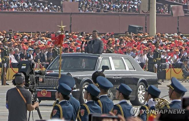 전승절 열병식 사열하는 시진핑 (베이징 교도=연합뉴스) 시진핑 중국 국가 주석이 3일 중국 베이징 톈안먼광장에서 열린 전승절 80주년 기념 대규모 열병식에서 사열하고 있다. 2025.9.3 chungwon@yna.co.kr