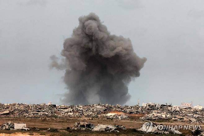 가자지구 (AFP=연합뉴스) 3일(현지시간) 가자지구에서 이스라엘군의 공습으로 인한 연기가 피어오르고 있다. 2025.9.3 photo@yna.co.kr