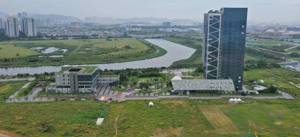 인천시가 추진 중인 ‘커넥티드카 무선통신·사이버보안 인증사업’ 관련 예산이 정부 예산안에 포함됐다. 청라로봇랜드에 이 사업을 유치하기 위한 과정이 최종 과제로 남아 있다.사진은 청라로봇랜드의 전경. /경인일보DB