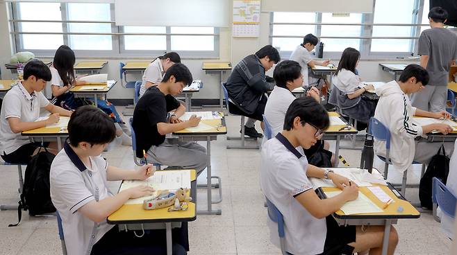 ▲ 2025학년도 6월 고3 전국연합학력평가가 실시된 3일 오전 수원시 권선구 곡정고등학교 3학년 학생들이 시험준비를 하고 있다./전광현 기자 maggie@incheonilbo.com
