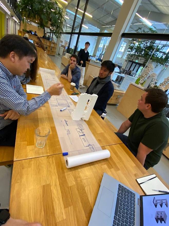 ▲&nbsp;MVRDV에서 직원들과 회의하는 모습. /사진제공=이교석 이사