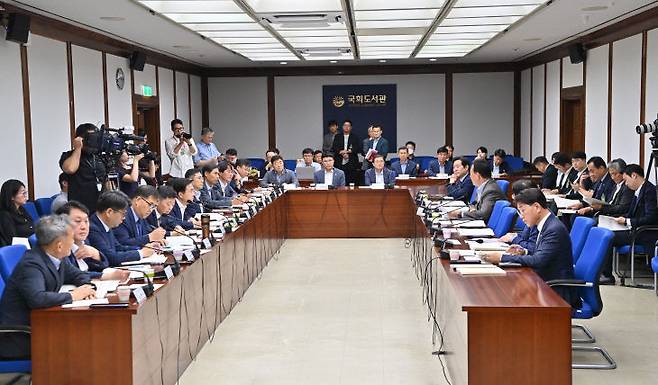 충남도 주최 국회의원 초청 정책설명회 참석자들이 의견을 나누고 있다. 사진제공=충남도