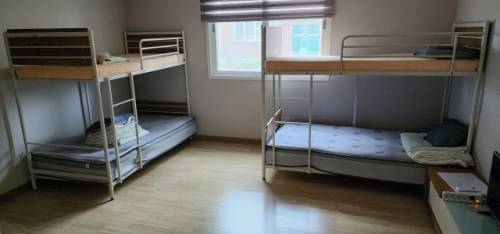 ◇극심한 가뭄으로 급수지원을 위해 전국에서 달려온 소방대원들에 대한 처우가 열악하다는 논란이다. 소방대원들에게 배정된 숙소가 비좁아 대불편함이 가중되고 있다.