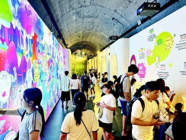 지난달 대만 관광객들이 김해 와인동굴을 찾아 구경하고 있다./김해시/