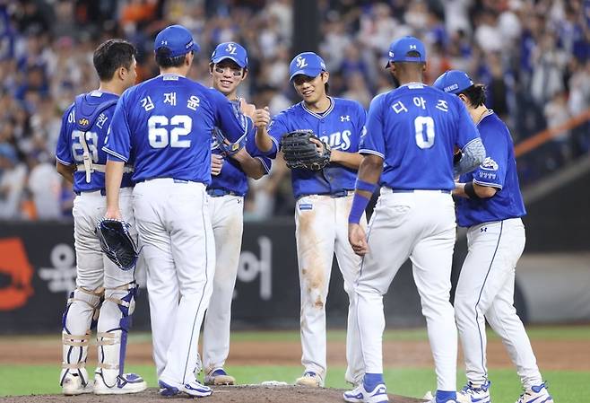 지난달 30일 대전 한화생명이글스파크에서 열린 2025 신한은행 SOL 뱅크 KBO리그 한화 이글스전에서 승리 후 삼성 라이온즈 선수들이 세레머니를 하고 있다. <삼성 라이온즈 제공>