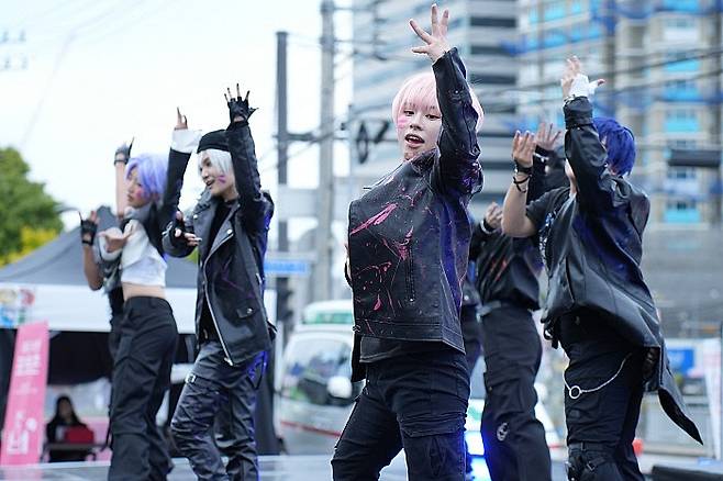 지난해 10월 13일 청춘빛포차광장에서 진행된 '주말은 청춘-코스튬 플레이' 공연 모습.광주문화재단 제공